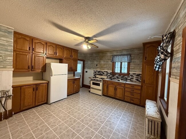 Photo - 931 Worcester Rd