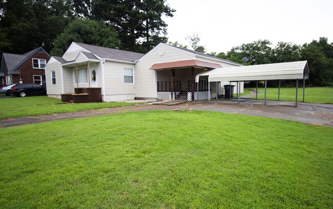 Front of House - 1510 E Moore Ave House