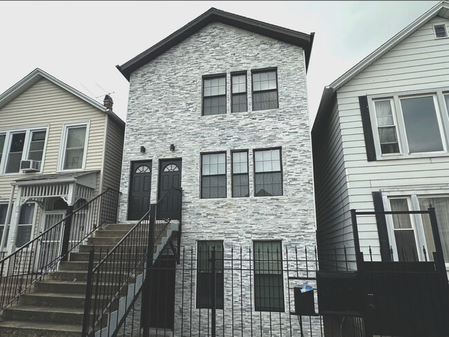 Building Photo - 2702 S Union Ave Rental