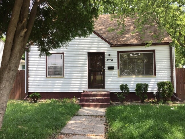 Building Photo - 3 Bedroom Single Family Home
