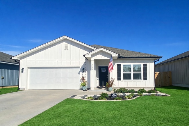 Building Photo - Spacious 4BR/2BA Home with Flexible Living Areas in Saddle Ridge