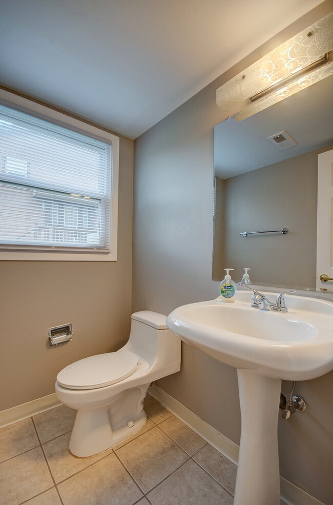 Photo - 304 Walnut Cir