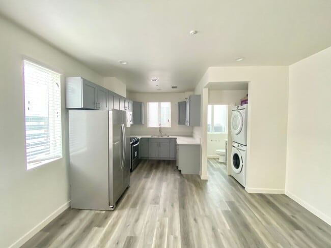 Building Photo - 2409 1/2 Ridgeley Unit 2409 1/2 Ridgeley Rental