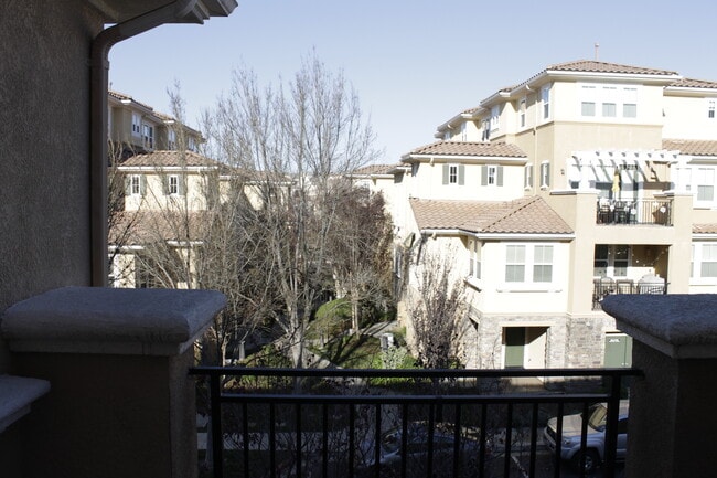 Building Photo - The Courtyards at Dublin Ranch Stunning Townhouse 3BD/2.5BA Spacious Floor Plan