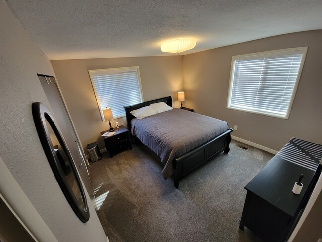 Dormitorio principal - 8111 NE 27th St