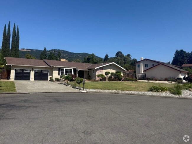 Building Photo - Massive 4-Bedroom home in Quiet Green Vall...