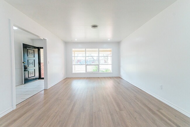 Photo - Spacious 3/2 with 2 Living Areas!