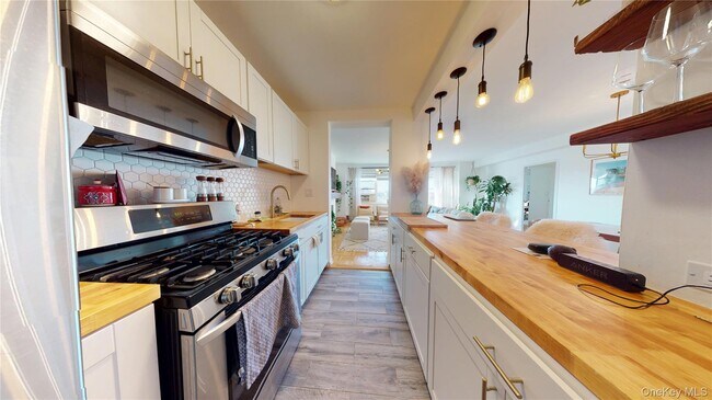 4 Fordham Hill Oval Unit 8C