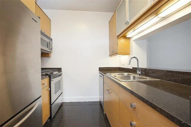 Photo - 120 Riverside Blvd Unit 11U