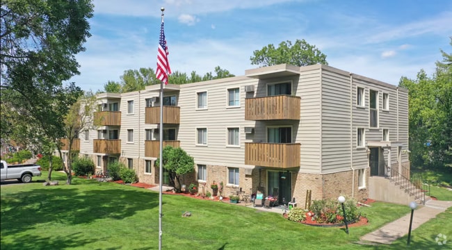 Building Photo - Forest Lake NorthShore Apartments LLC (1167) Unit 202