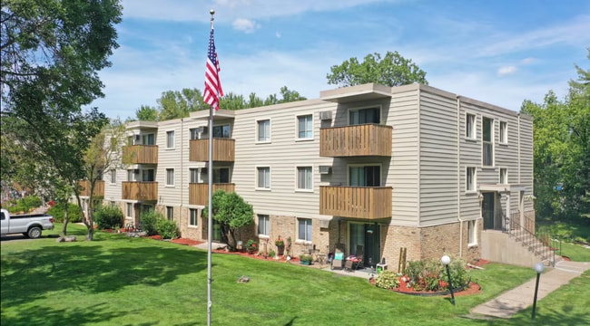 Forest Lake NorthShore Apartments LLC (1167) - Forest Lake NorthShore Apartments LLC (1167) Unit 202