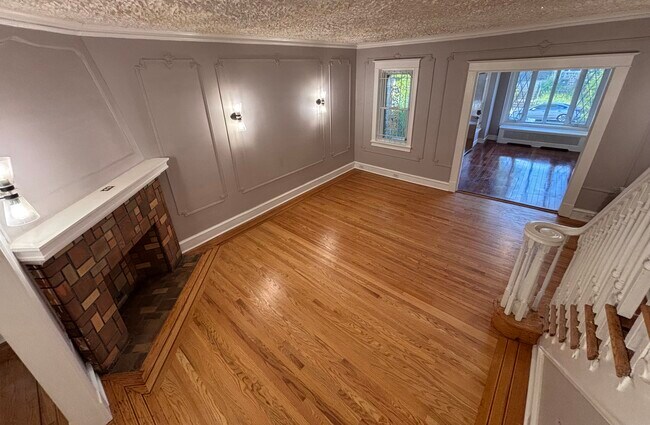 Large living room for entertaining - 5650 Woodcrest Ave