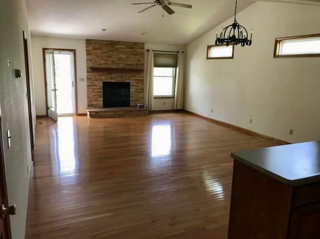 Photo - 917 Roddy Rd