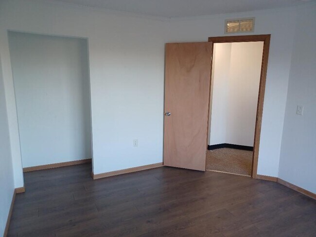 Photo - 1850 Lake St