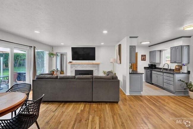 Building Photo - 220 N Owyhee St Rental
