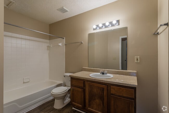 1BD, 1BR - 784SF - Bathroom