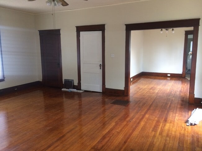 Photo - 617 Moulton St E