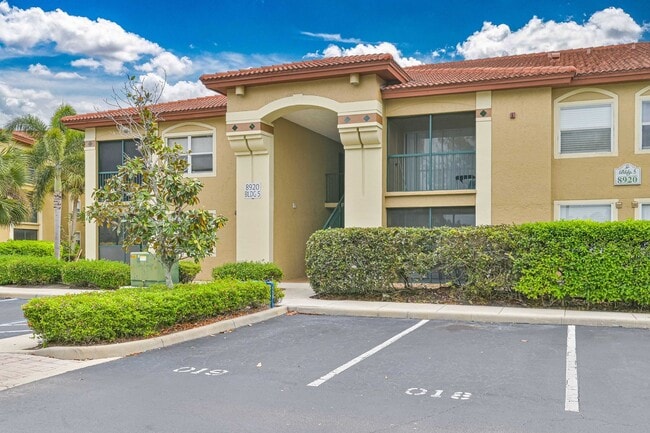 Building Photo - NOW AVAILABLE - Updated 1st Floor Condo in Bonita!