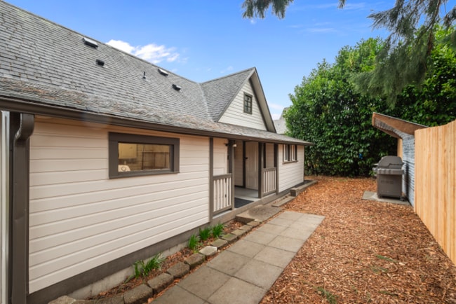Photo - 207 Ave G