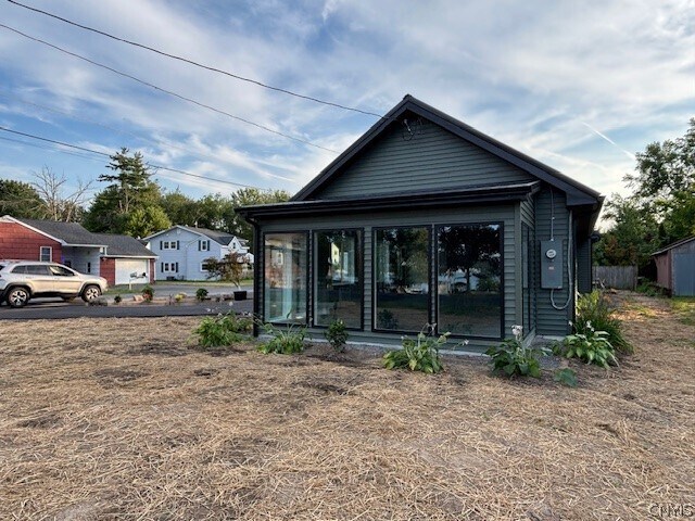 Photo - 7438 Lakeshore Rd