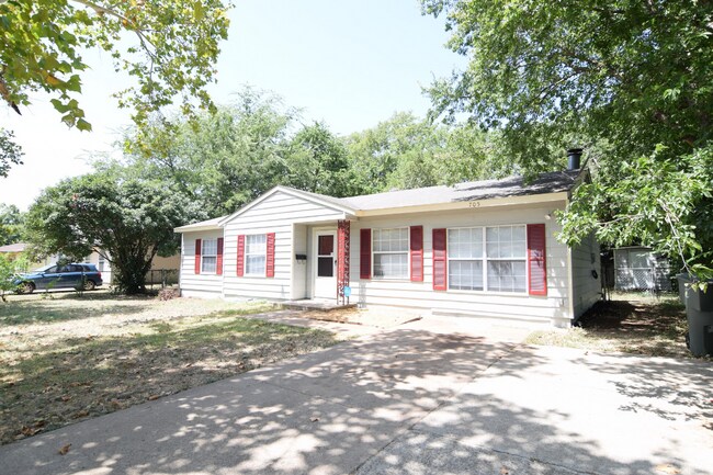 Photo - 705 Crockett Dr