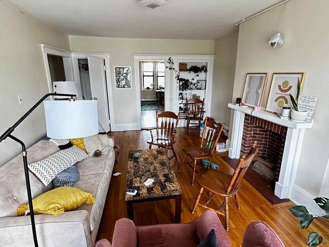 Photo - 1682 Commonwealth Ave Unidad 2