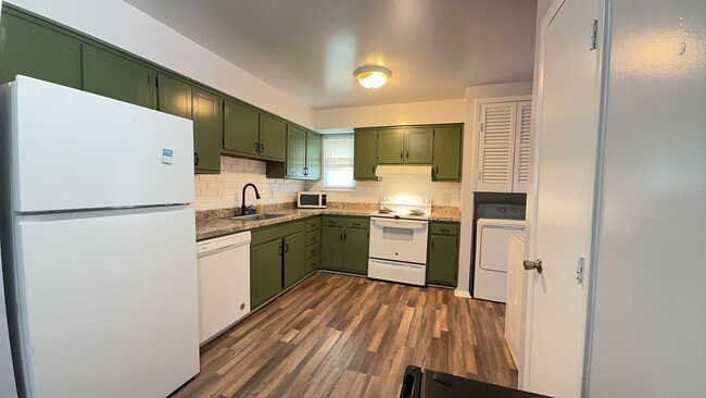 Photo - Spacious 3-Bedroom Norfolk Townhome with In-Unit Laundry and Fenced Outdoor Space