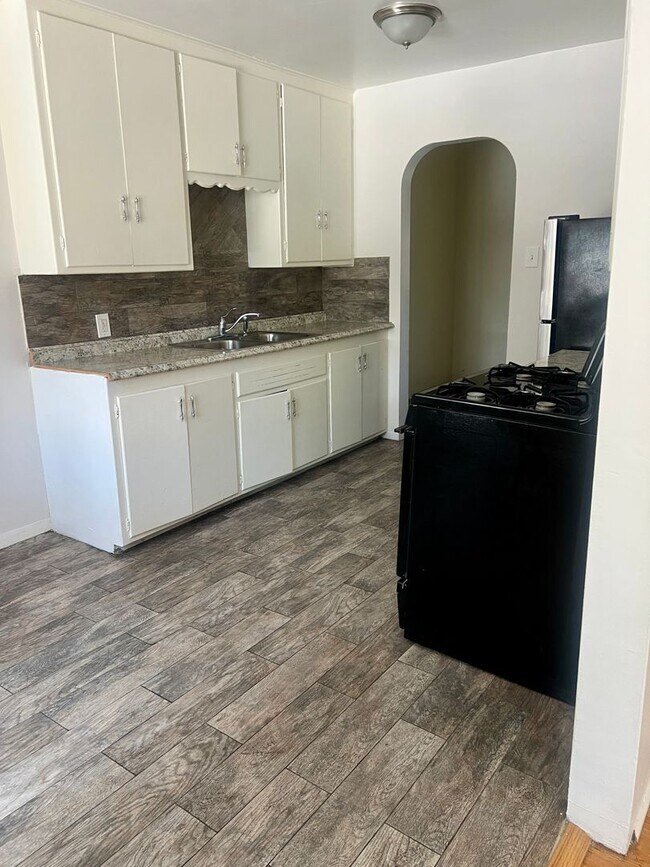 Building Photo - Unit 1406 1/2 Unit 1406 Rental