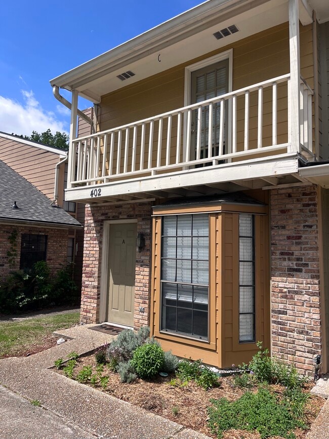 Building Photo - 402 Longwood Ct Unit Apt A