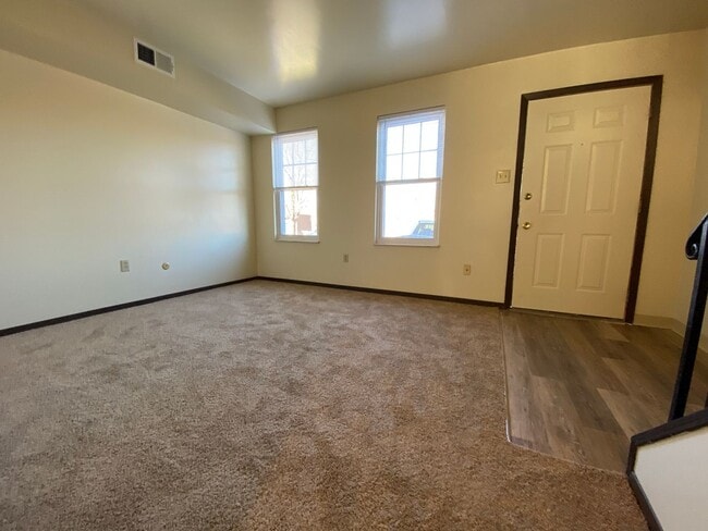 Photo - Check This Out! 3 BR Townhome with Washer & Dryer + Equipped Kitchen with Dishwasher! Call Today! Unidad 113