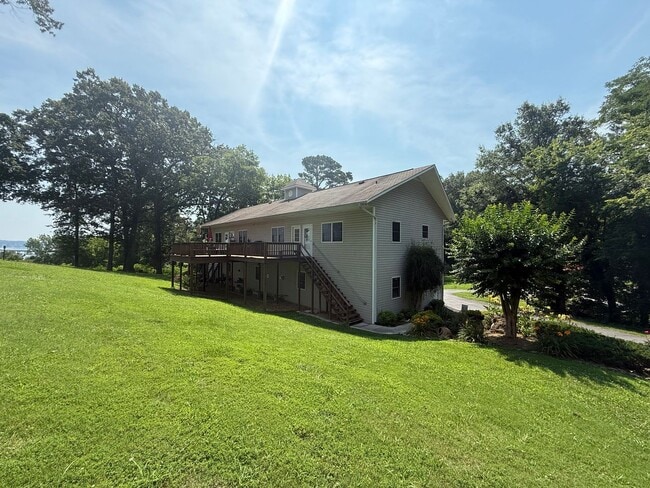 Building Photo - 1526 Circle Dr Unit 1526 Circle Drive B Rental