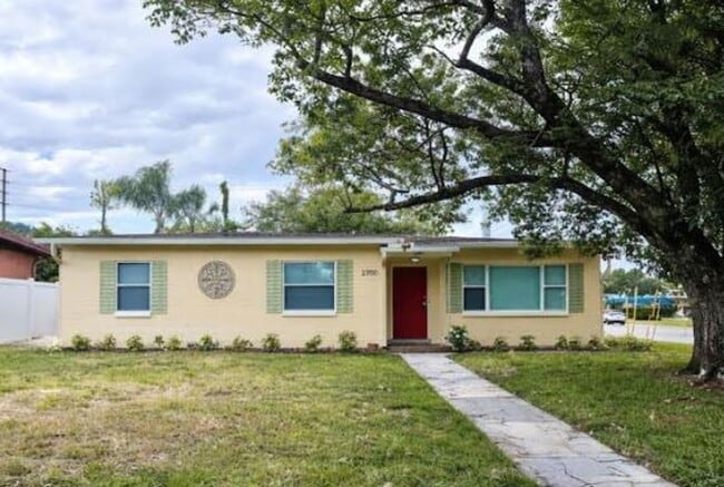 Building Photo - SODO Pool Home in Blankner/Boone school district!