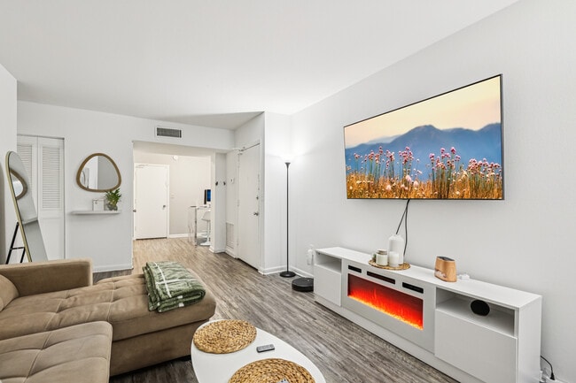 Photo - Luna At Hollywood