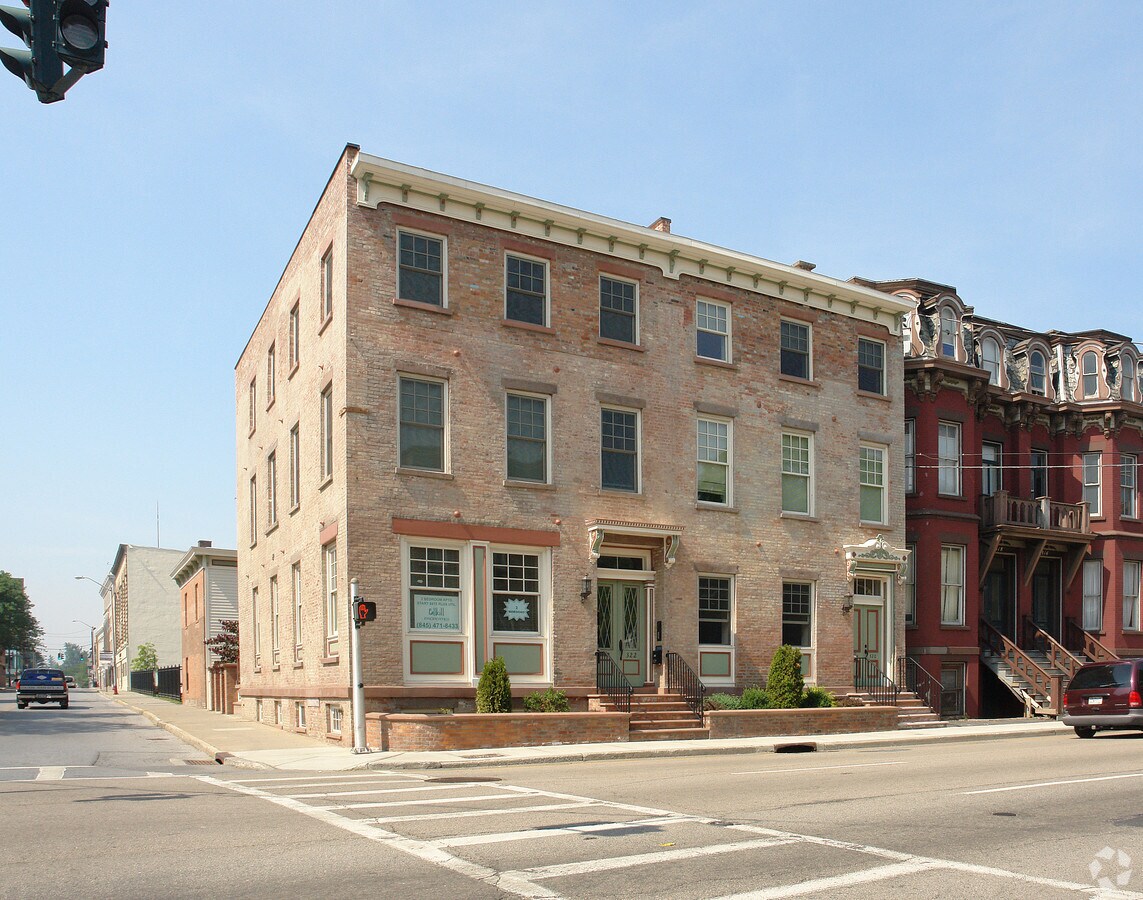 Photo - 320 Mill St Apartments