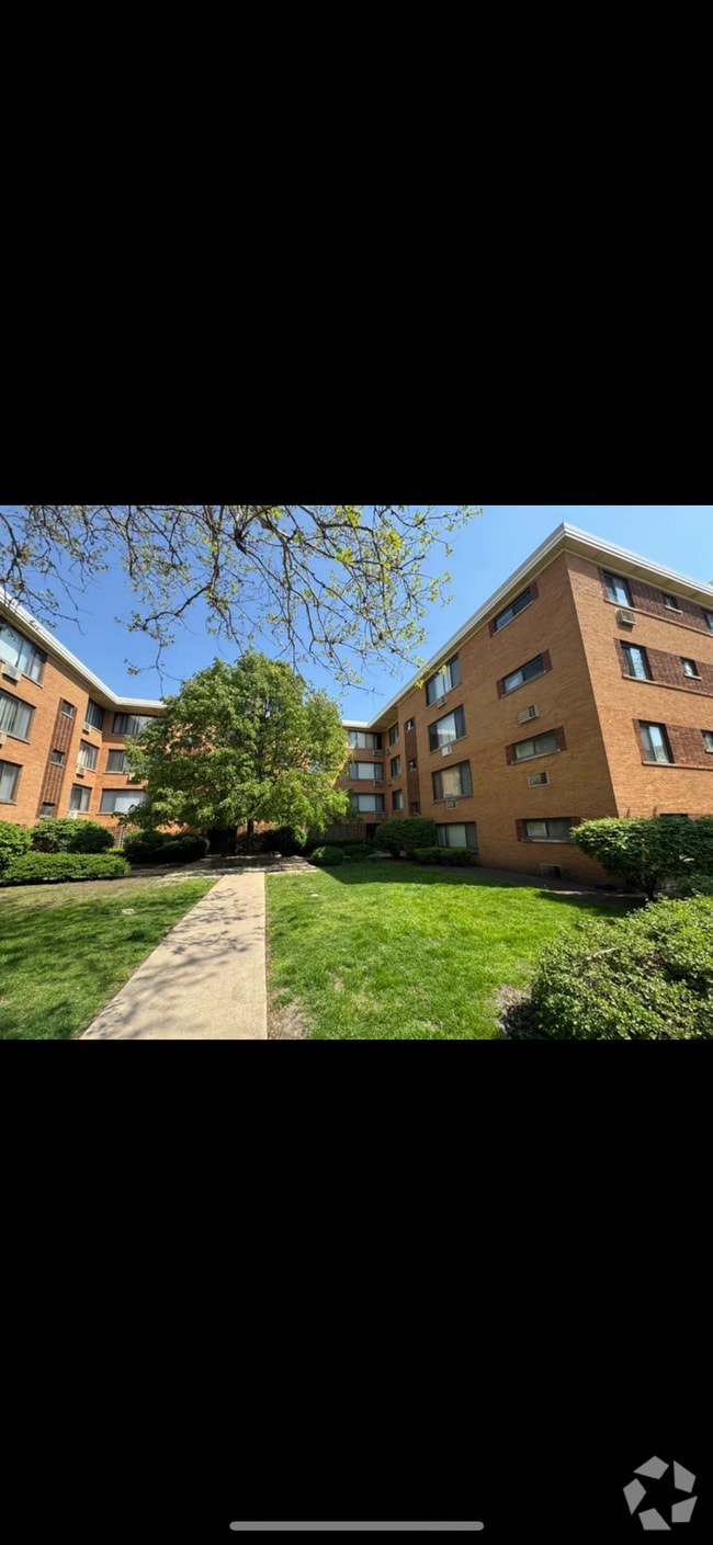 Building Photo - 2704 W Lunt Ave Unit 104 Rental
