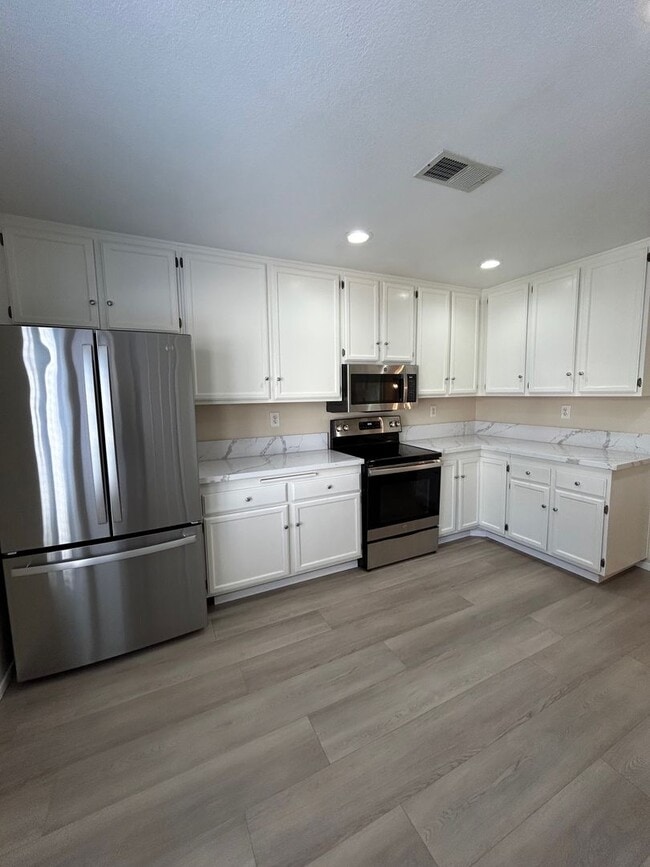 Photo - Bright, spacious townhouse located in UTC area, convenient to shopping and public transportation.
