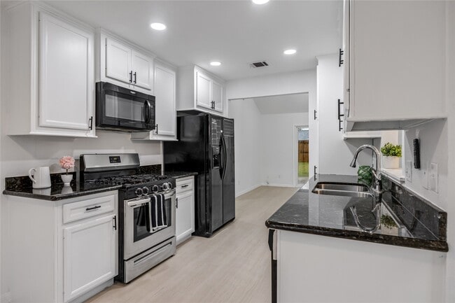 Building Photo - 2407 Tinechester Dr Rental