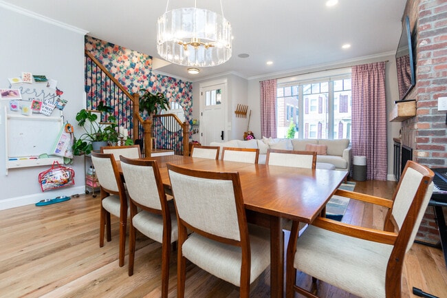 452 W 4th St