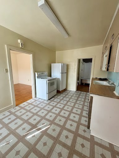 kitchen - 1628 Kentucky Ave