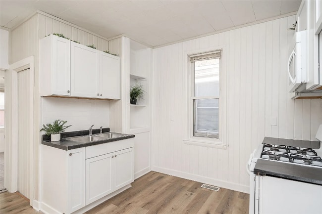 Photo - 1136 E 8th St