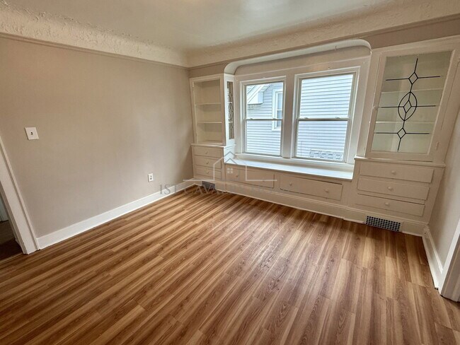 Photo - 656 Hammel St