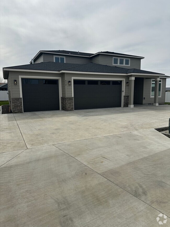 Building Photo - Alderbrook Homes, New Construction, XL Hom...