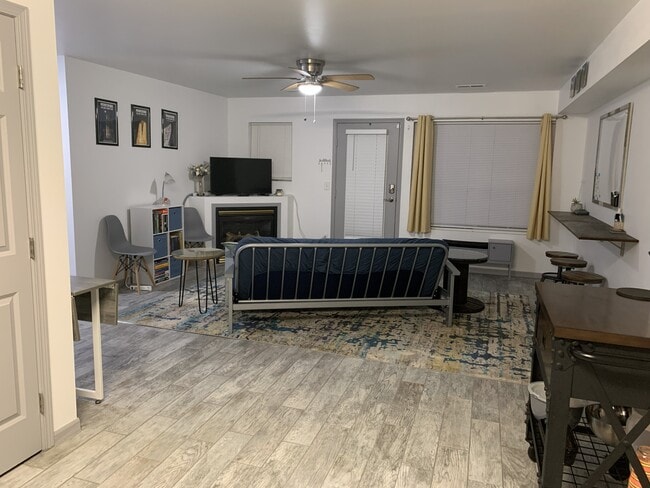 Área de estar principal - 3505 Fallon St Unidad B14