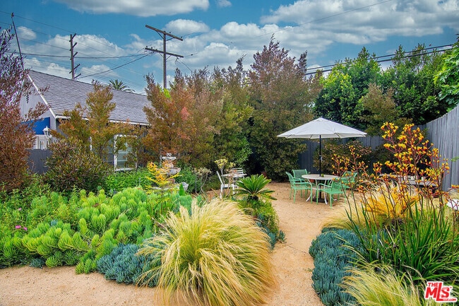 Large Garden - 807 N Curson Ave Rental