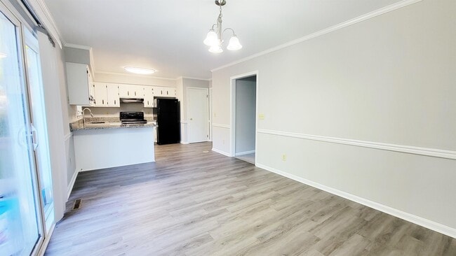 Photo - 830 Larch Way