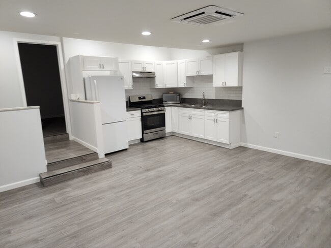 Building Photo - 8826 Wakefield Ave Rental