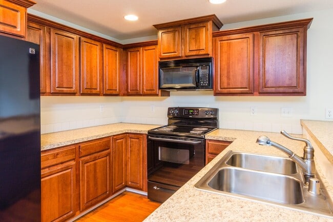 Photo - 3 bedroom 2.5 Bath with Fenced Back Yard - Pet Friendly