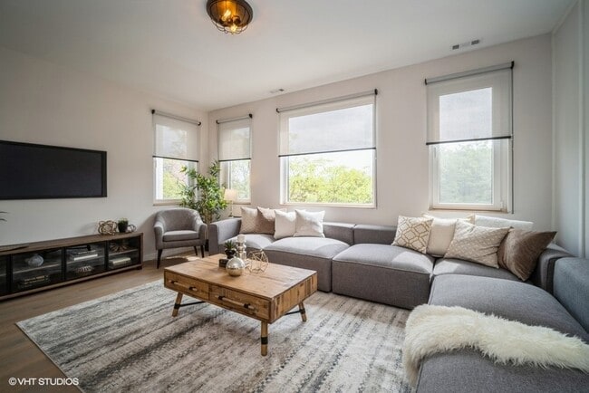 Photo - 1100 S Western Ave Unidad 3F