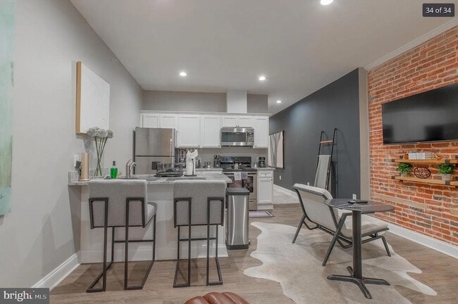 Building Photo - 3221 Noble St Unit 4