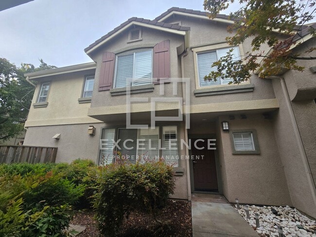 Building Photo - Beautiful 2 Story Townhouse - Small Pets N...